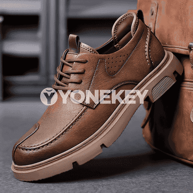 Erkekler üçin niýetlenen moda deri iş aýakgaplary.