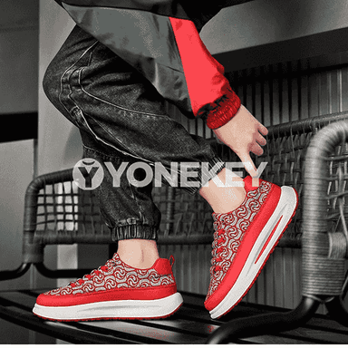 Erkekler üçin niýetlenen moda sport aýakgaplary.