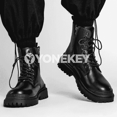 Erkekler üçin niýetlenen moda iňlis stilindaki, owadan deri aýakgaplar.