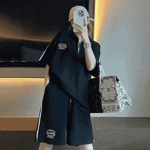 Gyzlar üçin niýetlenen komplekt futbolka+şortik