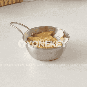 Aşhanada ulanmak üçin tabak 